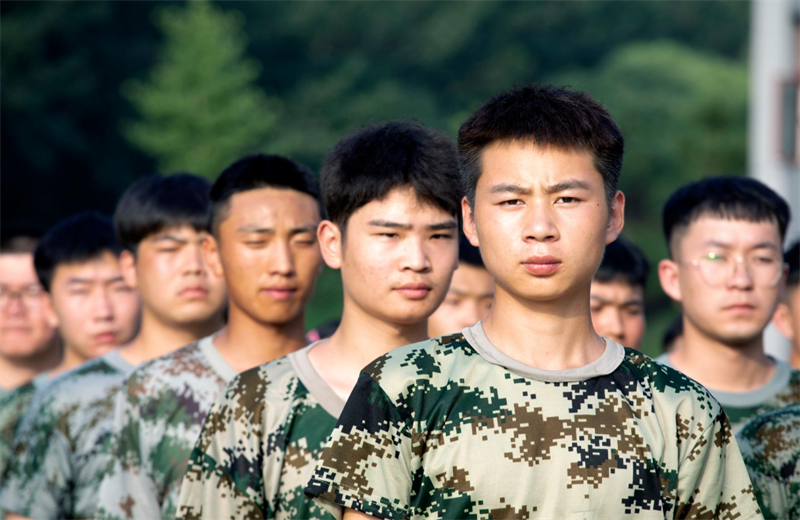 2021年7月6日，尊龙时凯北京集团百名应届大学生褪下便服换上军装，在训练场上接受为期2天的军训，享受入职前的第一份美好记忆。
